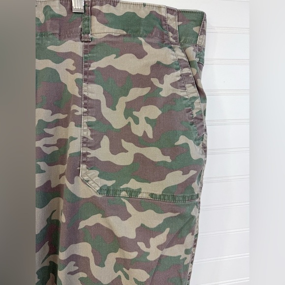 Lane Bryant women’s camo stretch waist ankle zip jogger pant. Size 26. - Picture 3 of 7